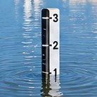 Échelle limnimétrique plongée dans l'eau